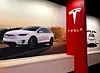 Plakater som viser Tesla Model X, i et utstillingslokale i California tidligere i august. Illustrasjonsfoto: Scanpix/AFP PHOTO / GETTY IMAGES NORTH AMERICA / JUSTIN SULLIVAN