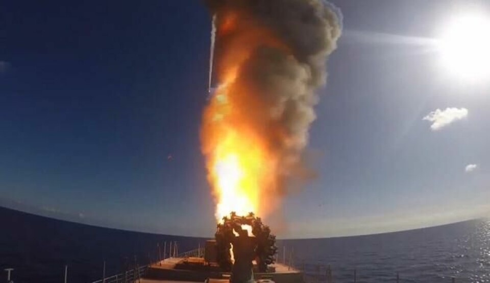 Den russiske fregatten Admiral Grigorovitsj avfyrer cruise-missiler øst i Middelhavet utenfor kysten av Syria i november 2016. Ifølge det russiske forsvarsdepartementet et angrep mot IS. NTB Scanpix/AFP. Den russiske fregatten Admiral Grigorovitsj avfyrer cruise-missiler øst i Middelhavet utenfor kysten av Syria i november 2016. Ifølge det russiske forsvarsdepartementet et angrep mot IS. NTB Scanpix/AFP.