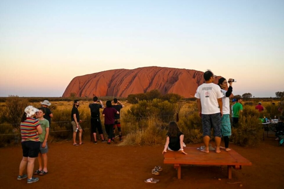 Uluru, også kjent som Ayers Rock, er en av Australias mest kjente turistattraksjoner. Fjellet er hellig for aboriginene, og myndighetene innførte derfor permanent forbud mot å klatre opp fjellet. Foto: AP / NTB scanpix Uluru, også kjent som Ayers Rock, er en av Australias mest kjente turistattraksjoner. Fjellet er hellig for aboriginene, og myndighetene innførte derfor permanent forbud mot å klatre opp fjellet. Foto: AP / NTB scanpix Foto: NTB scanpix