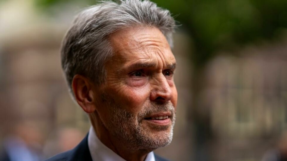 Nederlands ferske statsminister Dick Schoof lover å stramme inn på innvandring og asylsøknader. Onsdag talte han for første gang til nasjonalforsamlingen. Foto: Peter Dejong / AP / NTB