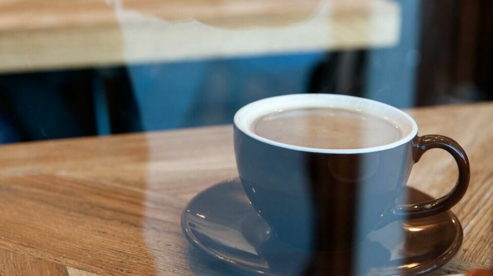 KAFFE OG KREFT: En lite kjent organisasjon har sørget for at kaffeprodukter må merkes som kreftfremkallende i California i USA. Men ny norsk forskning konkluderer med at kaffe ikke gir økt risiko for kreft, men snarere kan knyttes til lavere risiko for enkelte kreftformer.