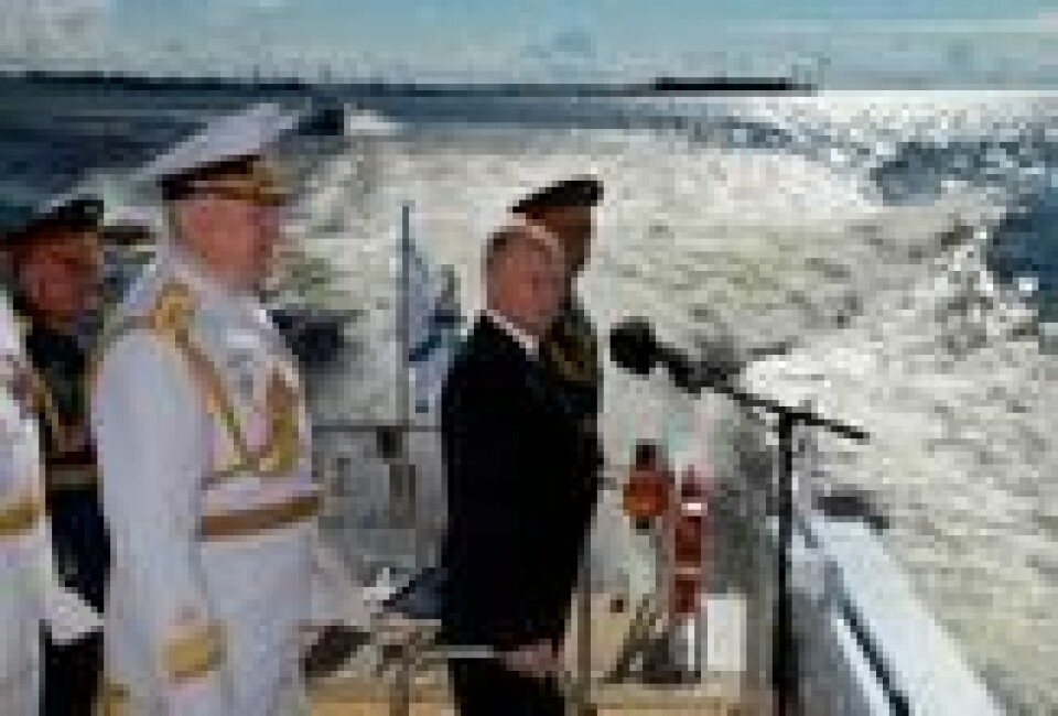 President Vladimir Putin under markeringen av Marinens dag i St. Petersburg sammen med den russiske marinens øverstkommanderende, Nikolaj Jevmenov (i hvit uniform). Bak Putin skimtes forsvarssjef Sergej Sjoigu. Foto: AP / NTB scanpix President Vladimir Putin under markeringen av Marinens dag i St. Petersburg sammen med den russiske marinens øverstkommanderende, Nikolaj Jevmenov (i hvit uniform). Bak Putin skimtes forsvarssjef Sergej Sjoigu. Foto: AP / NTB scanpix Foto: NTB scanpix