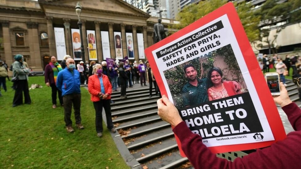 Naboer og venner kjemper for at Nades og Priya Murugappan og deres to døtre skal få bli i Australia. Naboer og venner kjemper for at Nades og Priya Murugappan og deres to døtre skal få bli i Australia. Foto: James Ross / Reuters/NTB