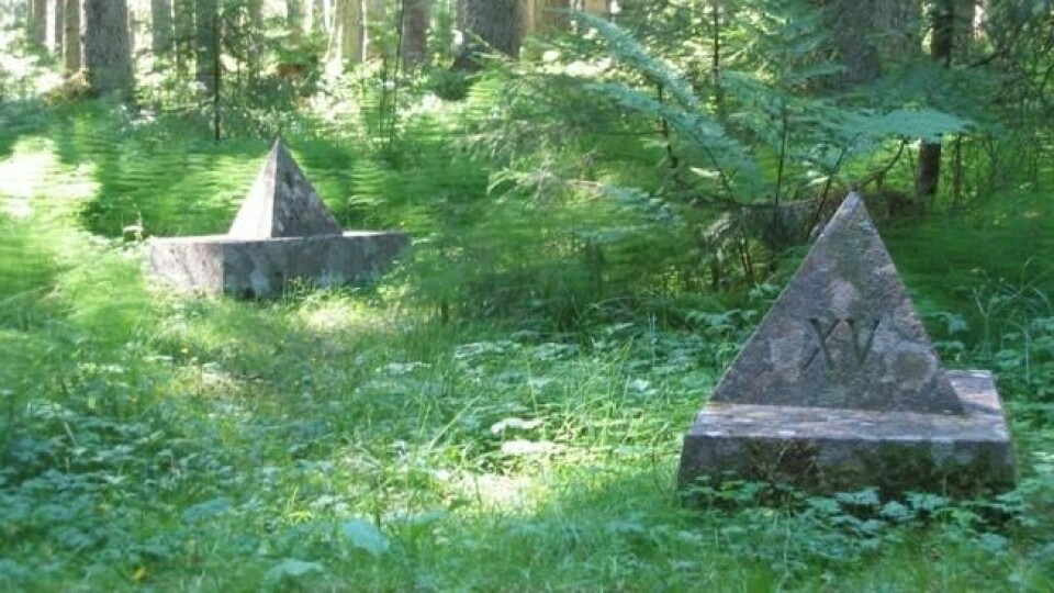 Falstadskogen er i dag nasjonalt minnested og krigsgravplass. Hver pyramide markerer en eller flere av gravene som en gang var der. Foto: Roger Grosvold Falstadskogen er i dag nasjonalt minnested og krigsgravplass. Hver pyramide markerer en eller flere av gravene som en gang var der. Foto: Roger Grosvold
