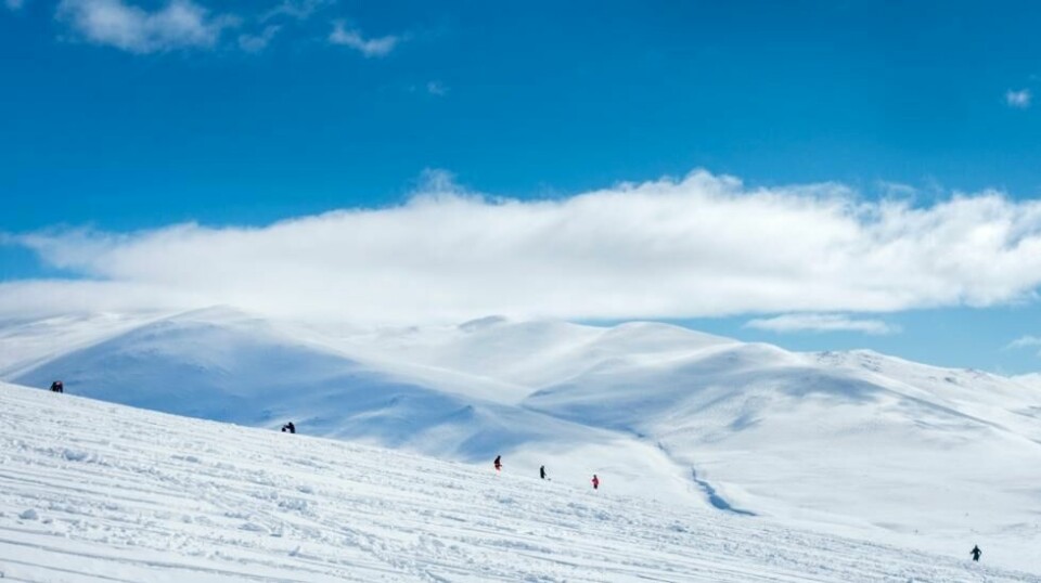 Røde Kors oppfordrer skikjørere til å passe seg godt i skredfarlig terreng i og under bratte hellinger. Foto: Gorm Kallestad / NTB