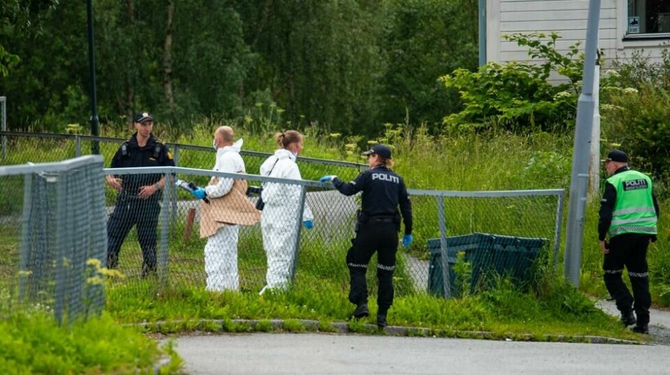 Politi og krimteknikere jobber på Eberg skole tidligere denne uken etter et branntilløp. Nå er to kvinner siktet i saken. Foto: Joakim Halvorsen / NTB