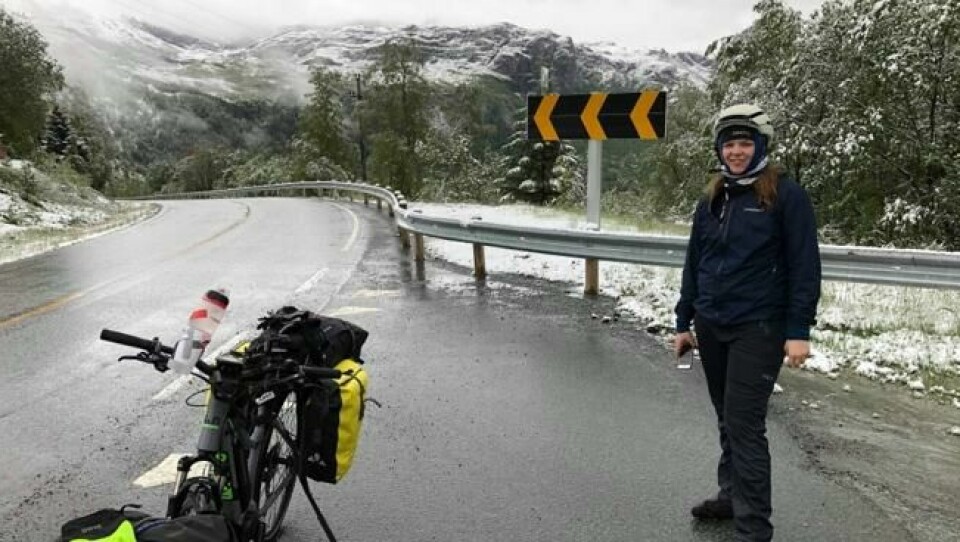 Vinteren kom tilbake til Sogn og Fjordane 29. mai. Denne toppen er på cirka 390 meters høyde. ABC Nyheters sykkeljournalister var lange i maska etter at de møtte på vinteren og fikk et lite kuldesjokk i uka 2 av sykkelturen. Vinteren kom tilbake til Sogn og Fjordane 29. mai. Denne toppen er på cirka 390 meters høyde. ABC Nyheters sykkeljournalister var lange i maska etter at de møtte på vinteren og fikk et lite kuldesjokk i uka 2 av sykkelturen. Foto: Roger Grosvold/ABC Nyheter