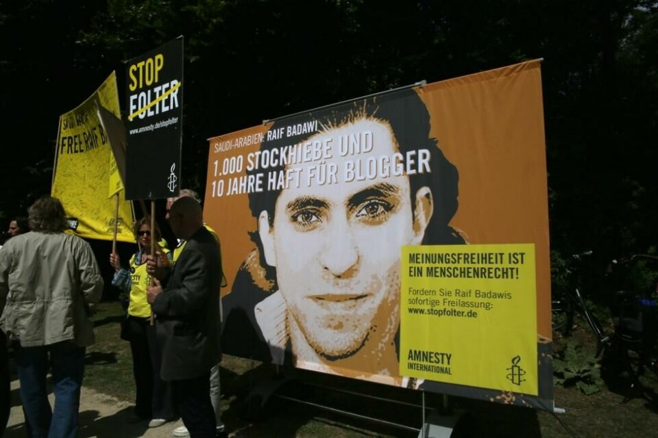 Den saudiarabiske bloggeren Raif Badawi soner en dom på ti års fengsel og er også idømt 1.000 piskeslag og en millionbot etter å ha utfordret kongefamilien i Saudi-Arabia. Her fra en demonstrasjon for hans løslatelse i Berlin. Foto: Reuters / NTB scanpix Den saudiarabiske bloggeren Raif Badawi soner en dom på ti års fengsel og er også idømt 1.000 piskeslag og en millionbot etter å ha utfordret kongefamilien i Saudi-Arabia. Her fra en demonstrasjon for hans løslatelse i Berlin. Foto: Reuters / NTB scanpix Foto: Jakob Ratz / Demotix