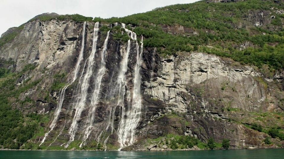 Det blir skåling ved fossen De syv søstre i Geirangerfjorden. Foto: Gorm Kallestad / NTB