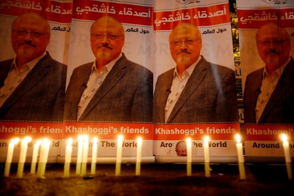 Tente lys og bilder av den drepte journalisten Jamal Khashoggi plassert utenfor Saudi-Arabias konsulat i Istanbul, der 59-åringen ble drept. Foto: Lefteris Pitarakis / AP / NTB scanpix Tente lys og bilder av den drepte journalisten Jamal Khashoggi plassert utenfor Saudi-Arabias konsulat i Istanbul, der 59-åringen ble drept. Foto: Lefteris Pitarakis / AP / NTB scanpix Foto: NTB scanpix