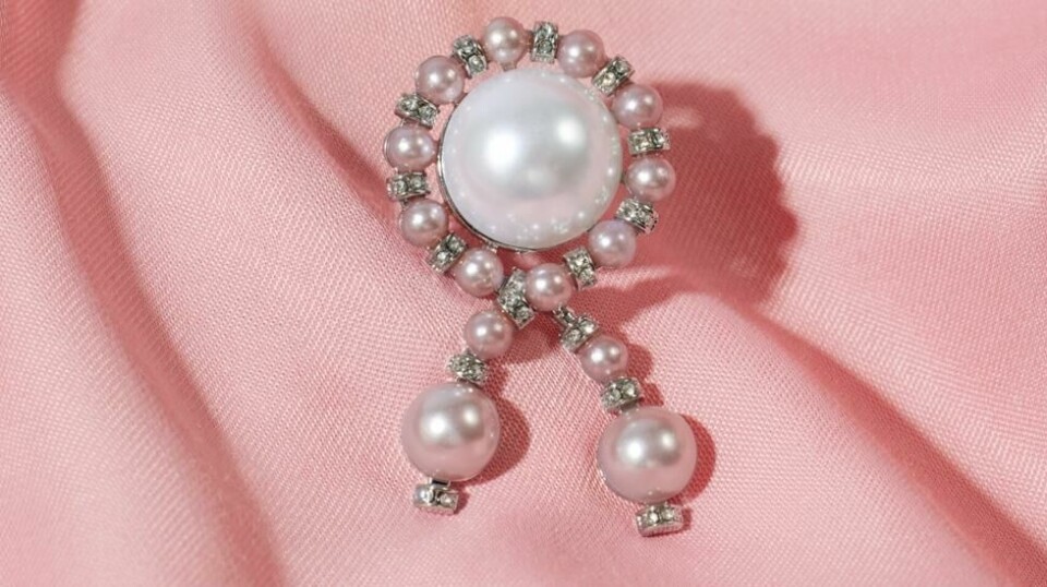 Smykkedesigner Cathrine Børter fra merket Pearl Octopuss.y står bak årets sløyfe. Foto: Stephanie Sikkes / Kreftforeningen/ Brystkreftforeningen / Handout / NTB