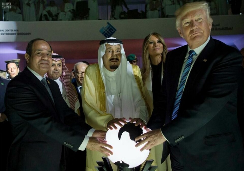 USAs president Donald Trump (t.h.) sammen med sin kone Melania, Saudi-Arabias kong Salman (i midten) og Egypts president Abdel Fattah al-Sisi (t.h.) under besøket i Riyadh i Saudi-Aabia i 2017. Foto: AP / NTB scanpix USAs president Donald Trump (t.h.) sammen med sin kone Melania, Saudi-Arabias kong Salman (i midten) og Egypts president Abdel Fattah al-Sisi (t.h.) under besøket i Riyadh i Saudi-Aabia i 2017. Foto: AP / NTB scanpix Foto: NTB scanpix