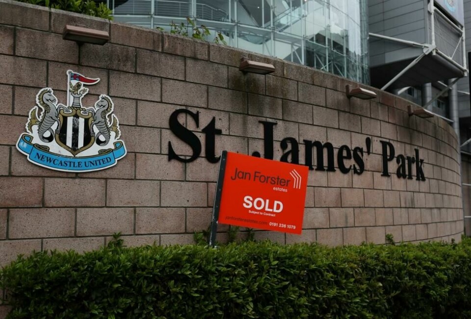 Noen har plassert et 'solgt'-skilt ved inngangen til Premier League-klubben Newcastle Uniteds hjemmebane. Klubben blir trolig solgt til det saudiarabiske investeringsfondet, som en del av planen til Mohammed bin Salman om å gjøre det samme som emiratene fikk til med Manchester City. Noen har plassert et 'solgt'-skilt ved inngangen til Premier League-klubben Newcastle Uniteds hjemmebane. Klubben blir trolig solgt til det saudiarabiske investeringsfondet, som en del av planen til Mohammed bin Salman om å gjøre det samme som emiratene fikk til med Manchester City. Foto: Lee Smith / Reuters