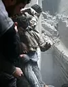 En mann hjelpes ut av et tilfluktsrom i den beleirede byen Douma i Øst-Ghouta, torsdag 22. februar. Scanpix/Reuters.