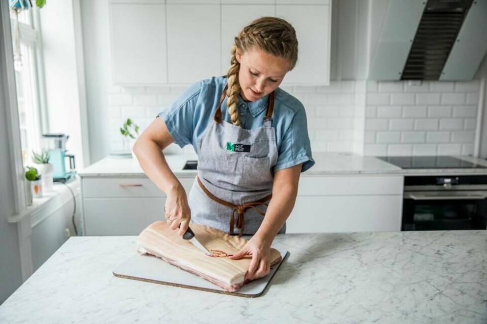 Anette Fjelleng Hansen, kokk og matfaglig rådgiver i MatPrat, ruter opp ribbe. Ribba du har kjøpt i butikk er sikkert ferdig rutet, men sørg likevel for at den er rutet godt nok. Svoren skal skjæres helt igjennom og ned i fettlaget. Det er også en fordel om rutene er små. Anette Fjelleng Hansen, kokk og matfaglig rådgiver i MatPrat, ruter opp ribbe. Ribba du har kjøpt i butikk er sikkert ferdig rutet, men sørg likevel for at den er rutet godt nok. Svoren skal skjæres helt igjennom og ned i fettlaget. Det er også en fordel om rutene er små. Foto: Matprat.no