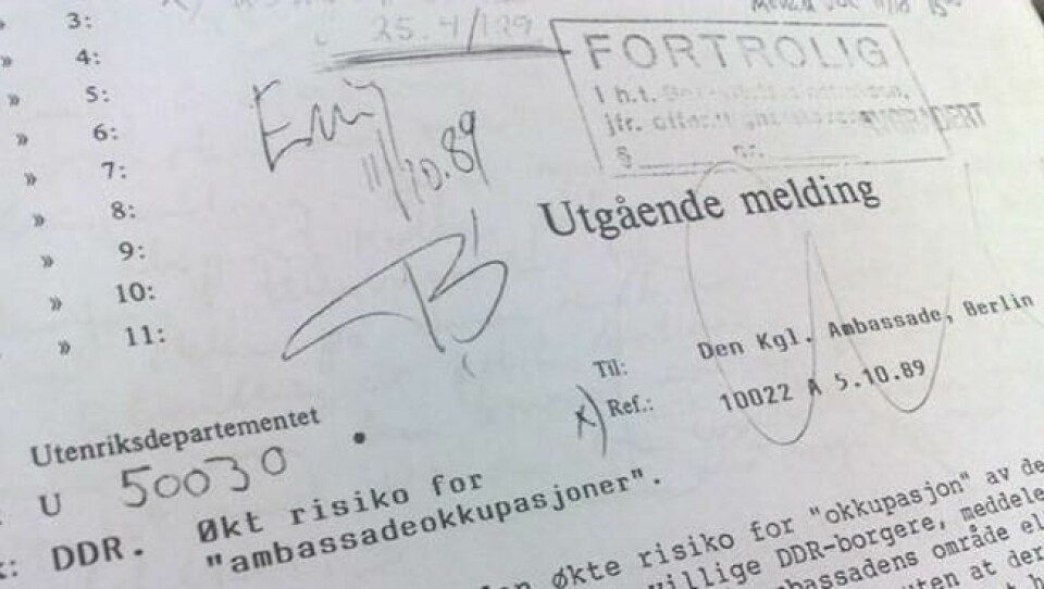 11. oktober signerer utenriksminister Thorvald Stoltenberg «Enig» på et dokumentet som krever UD-kontroll av potensielle DDR-asylanter. Departementet lover også å komme tilbake til video og calling «så snart som mulig». Foto: Ola Karlsen, ABC Nyheter 11. oktober signerer utenriksminister Thorvald Stoltenberg «Enig» på et dokumentet som krever UD-kontroll av potensielle DDR-asylanter. Departementet lover også å komme tilbake til video og calling «så snart som mulig». Foto: Ola Karlsen, ABC Nyheter