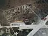 Et satellittbilde av flybasen på Krim etter tirsdagens eksplosjoner. Bildet viser flere ødelagte fly, samt flere kratre. Foto: Planet Labs PBC via AP / NTB