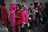 Palestinere står i kø ved et kjøkken der det ble delt ut mat i Deir al-Balah torsdag. Foto: Abdel Kareem Hana / AP / NTB