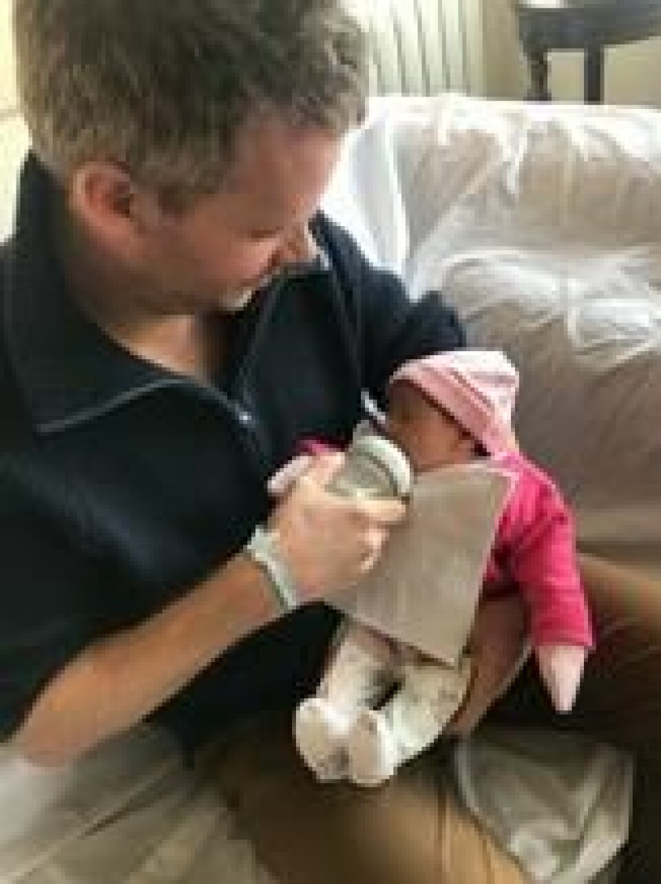 Fødselen gikk heldigvis uten komplikasjoner. Her er en stolt pappa med sin nyfødte datter. Foto: Privat Fødselen gikk heldigvis uten komplikasjoner. Her er en stolt pappa med sin nyfødte datter. Foto: Privat