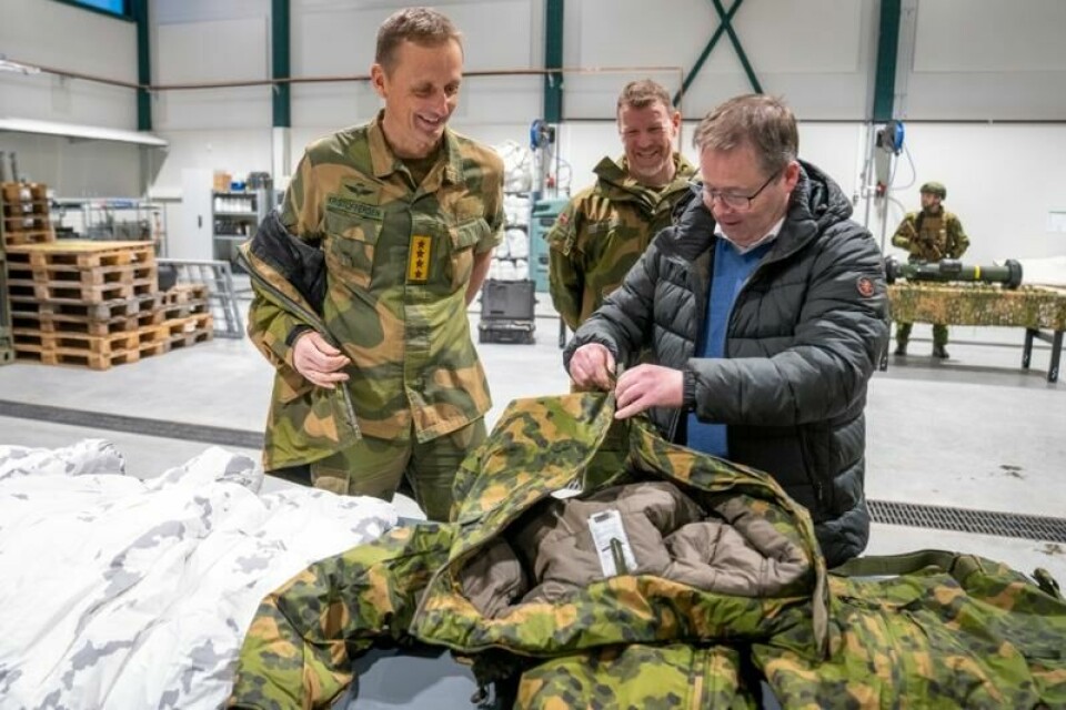 Forsvarsminister Bjørn Arild Gram og forsvarssjef Eirik Kristoffersen ser på Forsvarets nye uniformer ved Garnisonen i Sør-Varanger i Kirkenes fredag.