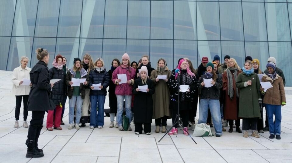 Kor-aksjonen i regi av Aksjonsgruppa for Palestina stilte opp på Opera-taket i Oslo tirsdag morgen for å synge «Til ungdommen».