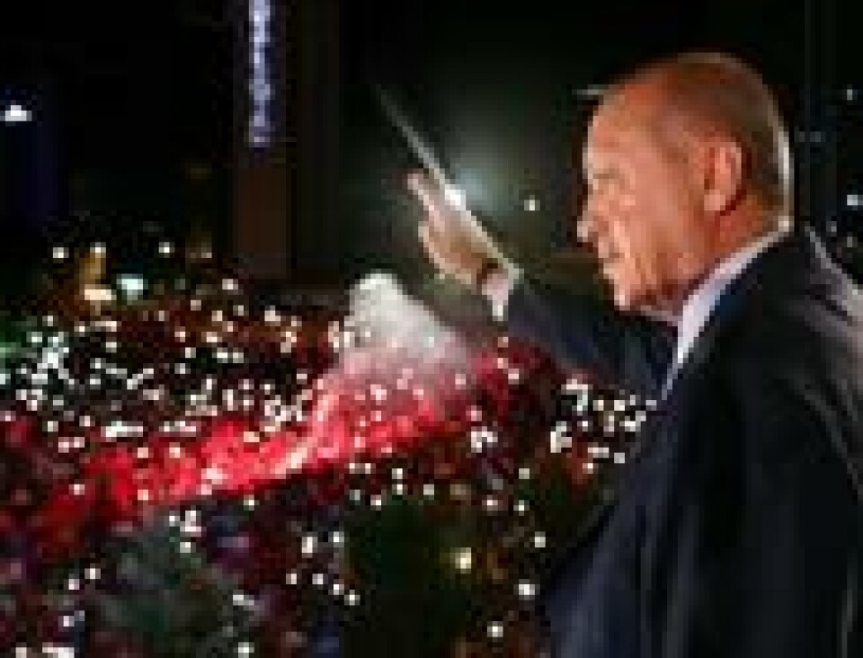 Tyrkias president Tayyip Erdogan hilser tilhengere utenfor AKPs hovedkvarter i Ankara natt til 25. juni 2018. Scanpix/Reuters. Tyrkias president Tayyip Erdogan hilser tilhengere utenfor AKPs hovedkvarter i Ankara natt til 25. juni 2018. Scanpix/Reuters.