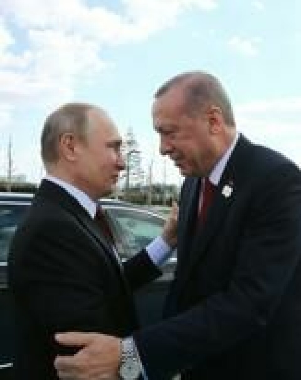 Russlands president Vladimir Putin (t.v.) og Tyrkias president Recep Tayyip Erdogan under en velkomstseremoni for Putin i Ankara 3. april. Russland og Tyrkia har knyttet tettere bånd de siste årene. Scanpix/AP. Russlands president Vladimir Putin (t.v.) og Tyrkias president Recep Tayyip Erdogan under en velkomstseremoni for Putin i Ankara 3. april. Russland og Tyrkia har knyttet tettere bånd de siste årene. Scanpix/AP.