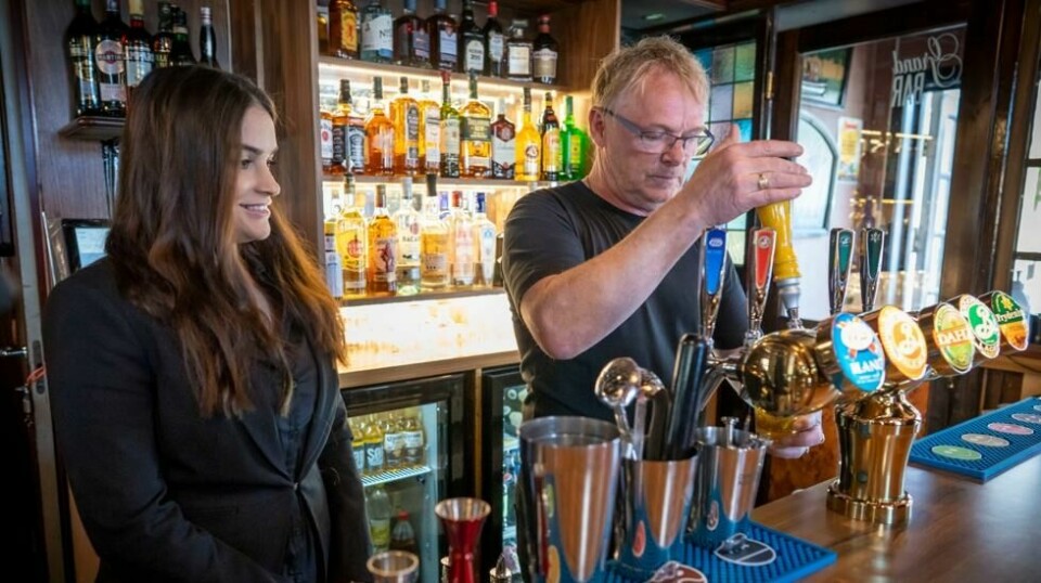 Per Sandberg og kjæresten Bahareh Letnes trives med å drive bar i Halden. Men den tidligere statsråden legger ikke skjul på at det er krevende å drive bar og restaurant med corona-restriksjoner.