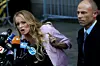 Stephanie Clifford og advokaten Michael Avenatti i møte med pressen utenfor en føderal domstol i New York 16. april. Scanpix/EPA.
