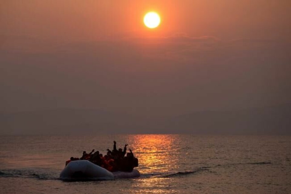 FARLIG: De ankommer Lesbos etter å ha krysset over fra Tyrkia. 20. mars 2016: to av de om bord dør etter at de kommer fram. I tillegg skyller en jente på ett år og en jente på to år i land på en annen gresk øy denne dagen. FARLIG: De ankommer Lesbos etter å ha krysset over fra Tyrkia. 20. mars 2016: to av de om bord dør etter at de kommer fram. I tillegg skyller en jente på ett år og en jente på to år i land på en annen gresk øy denne dagen. Foto: Petros Giannakouris / AP