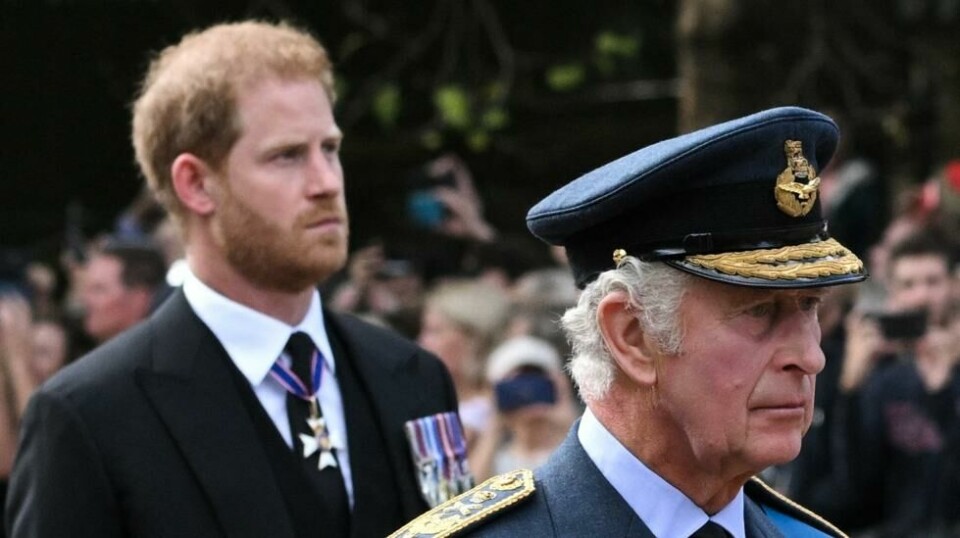 Storbritannias kong Charles III og Storbritannias prins Harry, hertugen av Sussex, går bak kisten til dronning Elizabeth II, under en prosesjon fra Buckingham Palace til Palace of Westminster, i London 14. september 2022. . (Foto av LOIC VENANCE / AFP)