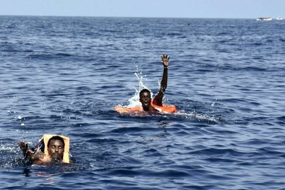 LANG REISE: De har reist utrolig langt for å komme hit. Hjelpen er nå bare meter unna. LANG REISE: De har reist utrolig langt for å komme hit. Hjelpen er nå bare meter unna. Foto: Aris Messinis / AFP