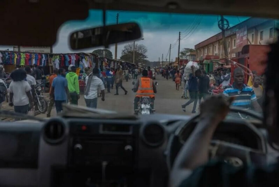 Politiet på vei til det sentrale markedet i Lilongwe for å sjekke butikker som nylig ble stengt på grunn av salg av falske medisiner. Politiet på vei til det sentrale markedet i Lilongwe for å sjekke butikker som nylig ble stengt på grunn av salg av falske medisiner. Foto: Sofi Sundin / Panorama nyheter