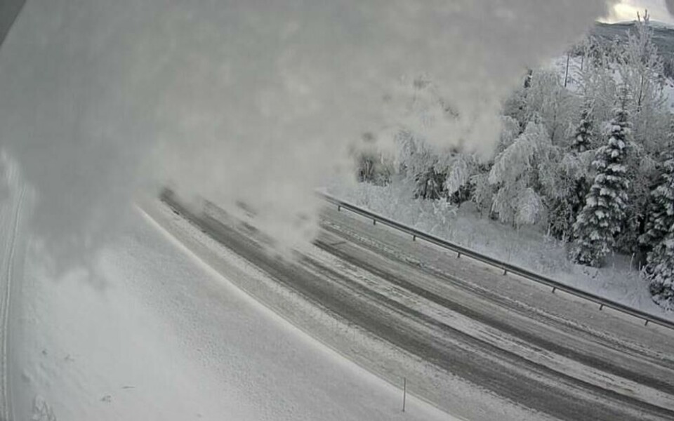 Ikke snøstorm på E16 Ryfoss ved Fagernes, men snø på kamera. Foto: Statens Vegvesen Ikke snøstorm på E16 Ryfoss ved Fagernes, men snø på kamera. Foto: Statens Vegvesen