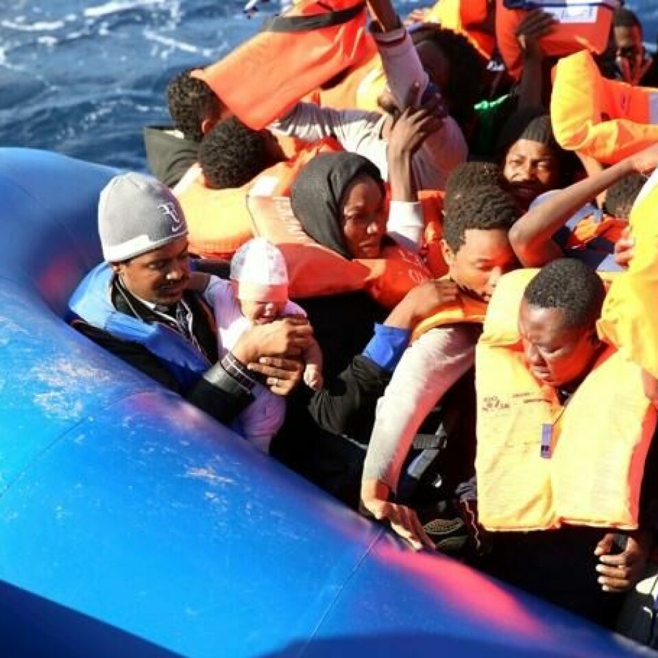 HEKTISK: 4. november ble en svært travel dag i Middelhavet. Mer enn 2200 migranter ble reddet, over 16 forskjellige redningsaksjoner. 22 ble funnet omkommet ombord i de ulike båtene. Denne lille babyen, tre andre barn og de andre flyktningene i denne gummibåten overlevde. HEKTISK: 4. november ble en svært travel dag i Middelhavet. Mer enn 2200 migranter ble reddet, over 16 forskjellige redningsaksjoner. 22 ble funnet omkommet ombord i de ulike båtene. Denne lille babyen, tre andre barn og de andre flyktningene i denne gummibåten overlevde. Foto: Francesco Malavolta / AP