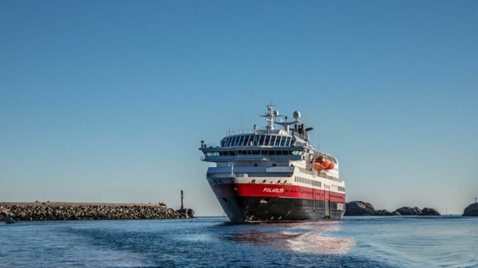 Hurtigruten jobber aktivt mot matsvinn og får pris for det. MS Polarlys passerer her moloen og statuen Fiskarkona på vei til kai i Svolvær.