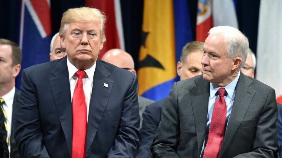 President Donald Trump og justisminister Jeff Sessions. Mens presidenten ønske å sparke sin justisminister, er et overveldende flertall av de spurte i fersk måling i mot. De mener Trump motarbeider justismyndighetene.
