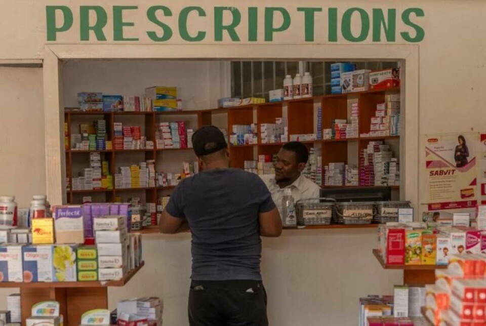 «Salim» jobber ved et apotek i sentrale Lilongwe, og etterlyser strengere kontroller av importerte medisiner fra blant annet India og Kina. «Salim» jobber ved et apotek i sentrale Lilongwe, og etterlyser strengere kontroller av importerte medisiner fra blant annet India og Kina. Foto: Sofi Lundin / Panorama nyheter
