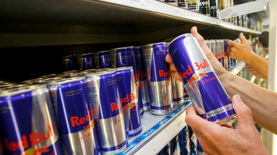 Koffeinnivået i energidrikker kan være skadelig for barn og unge, konkluderer en ny rapport.