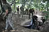 Soldater fra den ukrainske hærens 10. bataljon graver ut nye skyttergraver bare to kilometer fra den russiske grensen, mens de forsøker å stoppe russisk fremrykning. Foto: Genya Savilov / AFP
