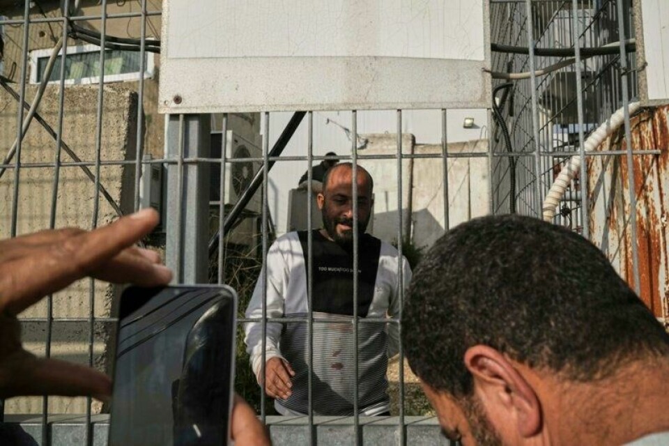 Forslått og med blod på klærne ble den Oscar-vinnende palestinske regissøren Hamdan Ballal tirsdag løslatt fra en politistasjon i den israelske bosetningen Kiryat Arba på den okkuperte Vestbredden.