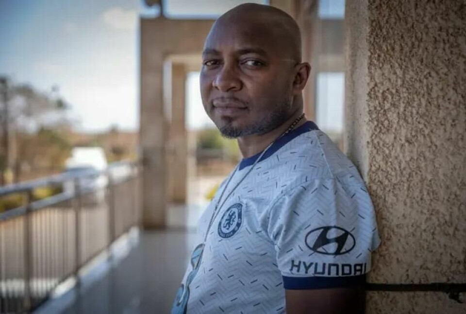 Francis Mwenitete lider av kroniske magesmerter etter å ha økt dosen på billige smertestillende medisiner fra India da han ikke merket effekt. Francis Mwenitete lider av kroniske magesmerter etter å ha økt dosen på billige smertestillende medisiner fra India da han ikke merket effekt. Foto: Sofi Lundin