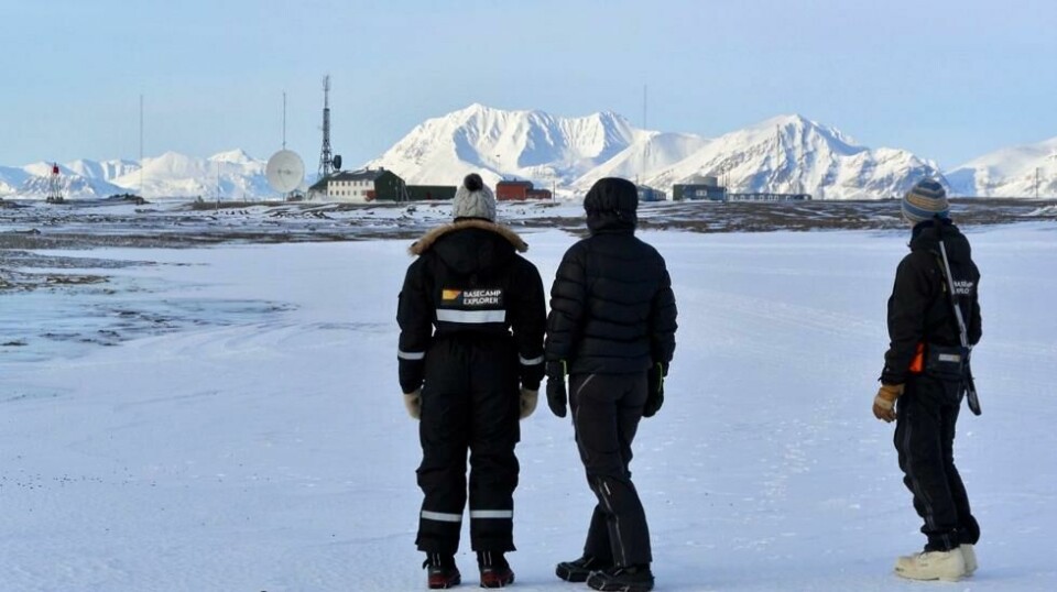 Isfjord Radio Adventure Hotel ligger ytterst i Isfjorden på Svalbard. Hit kommer du bare med snøscooter eller hundeslede.