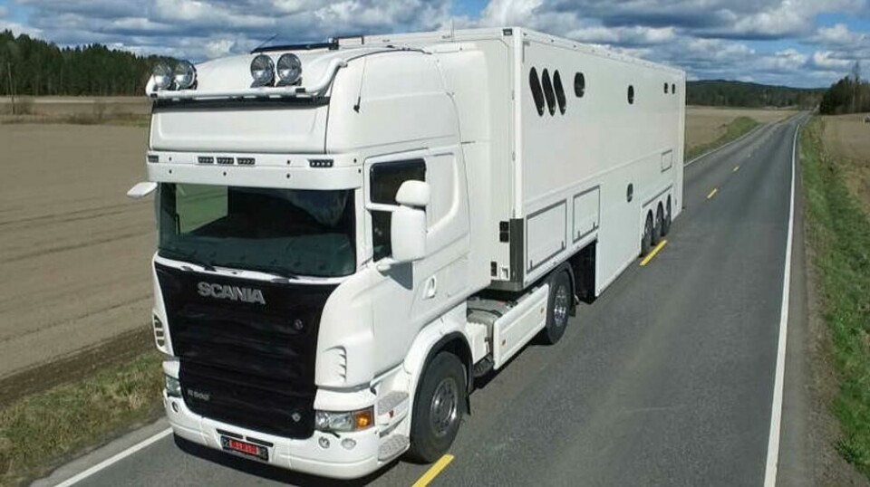 Denne traileren er et hjem, verksted og garasje for tvillingene Kongshem som konkurrerer i dragracing.