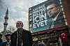 Gatemotiv fra Istanbul. Tyrkias president, Recep Tayyip Erdogan, på plakaten i bakgrunnen. De siste par ukene har tyrkiske politikere, ikke minst presidenten selv, vakt bestyrtelse i Europa med sine utspill. Foto: Ozan Kose / AFP