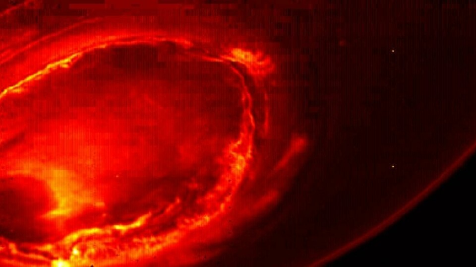 Dette infrarøde bildet fra 27. august 2016 levert av NASA viser den sørlige auroraen til Jupiter, fanget av NASAs Juno -romfartøy. Fenomenet kan knapt sees fra jorden på grunn av posisjonen til de to planetene. Nå mener forskere at de er på sporet av en helt ny og ukjent planet som går i bane rundt Solen. (NASA/JPL-Caltech/SwRI/MSSS via AP)
