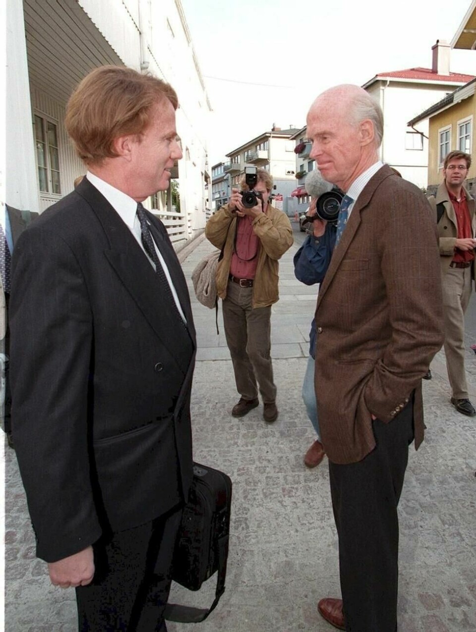 Fred (t.h.) og Petter Olsen fotografert på gaten utenfor Ytre Follo herredsrett før de inngikk forlik om store deler av farsarven i 1997. Fred (t.h.) og Petter Olsen fotografert på gaten utenfor Ytre Follo herredsrett før de inngikk forlik om store deler av farsarven i 1997. Foto: Bjørn Sigurdsøn / NTB