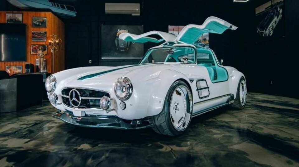 Dette ligner mye på legendariske Mercedes 300 SL Gullwing. Men det er egentlig en Tesla Model 3.