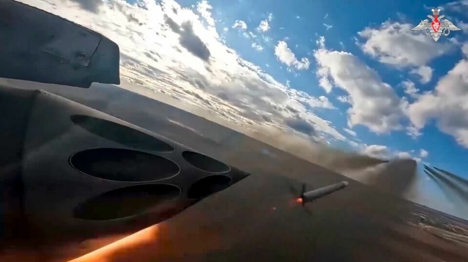 På dette bildet tatt fra en video frigitt av det russiske forsvarsdepartementets pressetjeneste lørdag 6. januar 2024, skyter Su-25 bakkeangrepsfly raketter under et russisk luftvåpenoppdrag i Ukraina. (Det russiske forsvarsdepartementets pressetjeneste via AP)