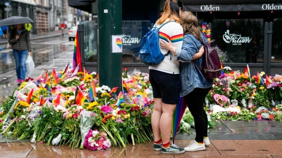 Det skeive miljøet sørget etter at Zaniar Matapour åpnet ild utenfor Per på Hjørnet og London Pub i Oslo. To menn ble drept og ni andre fikk skuddskader i det påtalemyndigheten mener var et terrorangrep i forbindelse med Pride-festivalen 2022. Tirsdag starter rettssaken i Oslo tingrett. Foto: Beate Oma Dahle / NTB